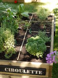 Potager En Carres Les Bons Gestes Du Printemps Carre Potager Jardinage Potager Petit Potager