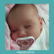 Adi Meshulam שלחה לנו את התמונות של הבת ההורסת שלה שלא מוכנה לשחרר את המוצץ  שלנו. זה מה שהיא כתבה: "מוצץץץץץ מושלם!!!! גם אצלי לא לקחה שום מוצץ חוץ מאת  זה!" מוצץ