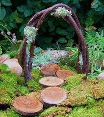 Resultado De Imagen Para Jardin Con Hadas Duendes Puentes De Madera Y Casitas De Pajaros Fairy Garden Miniature Garden Miniature Fairy Gardens