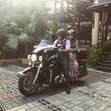 Zul huzaimy mula 'the maid' membawakan kisah suami berpoligami empat isteri dan diberikan pembantu rumah setiap seorang. Sinopsis Suami Tanpa Cinta Di Astro Ria Nikkhazami Com