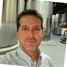 The original idea of the Italian winemaker Alturis to welcome tourists with  creativity was a balcony in the shape of a wine glass.