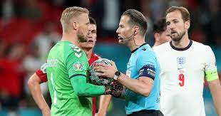 Besides refereeing he works as a police inspector in rotterdam and as a referee development coordinator for the royal dutch football association. P4m C8ynpu9hem