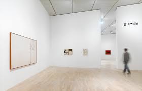 La collezione comprende circa 130 opere (pittura, scultura, grafica, bozzetti per scenografie e teatri) suddivise in venti sale e all'interno di palazzo albizzini hanno sede una biblioteca specializzata sull'arte moderna e contemporanea, la fototeca di alberto. Alberto Burri Das Trauma Der Malerei Im K21 Dusseldorf Retrospektiven