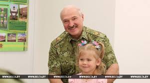 Er wird die grenzen schließen und eine mauer um das land bauen. Lukaschenko Halt Starkere Unterstutzung Von Familien Mit Kindern Fur Notwendig