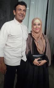 Perbedaan usia yang cukup jauh bukan masalah untuk pasangan ini. Detikhot V Twitter Nikahi Wanita 45 Tahun Lebih Muda Mark Sungkar Seperti Jadi Manusia Kembali Http T Co Gyfc0fivoc Http T Co Tmgahggqwg