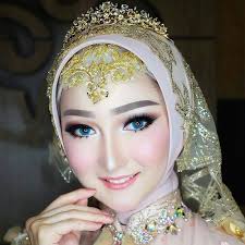 Jasa rias pengantin elly sudah berdiri kurang lebih sekitar 23 tahun sejak tahun 1997, di jasa rias pengantin elly ini menawarkan berbagai macam model riasan mulai dari model sunda, jawa, india, dan lain sebagainya. 25 Inspirasi Keren Rias Pengantin Hijab Barbie Aneka Rias