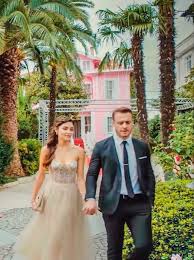 Partneri hande erçel'le dizideki öpüşme sahnesinin kamera arkası görüntüleri sosyal medyaya düşen oyuncu, maalesef öyle bir şey oldu. Hande Ercel And Kerem Bursin Victoria Secret Fashion Film Aesthetic Style