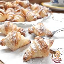 Spalmate la crema di nocciole e avvolgete. Cornetti Baby Di Pasta Sfoglia La Cucina Di Ginetta