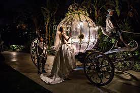 This Stunning Disneyland Wedding Is Proof That A Happily Ever After Will Never Go Out Of Style Boda De Ensueno Carruaje Para Boda Mi Boda