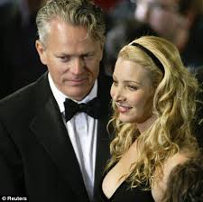 Lisa kudrow is spending her 25th wedding anniversary apart from her husband. Jp Trend View Lisa Kudrow Husband Wedding Pics
