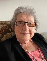 Elizabeth Lund's Instagram, Twitter & Facebook