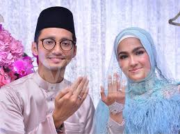 Single ticari bir başarıya dönüştü ve iki ay içinde youtube'da 20 milyondan fazla kez görüntülendi. Dugaan Bertunang Elfira Loy Dan Sufian Suhaimi Itu Fasa Paling Berbisa Dalam Hubungan Sebelum Kahwin Mingguan Wanita