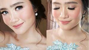 Makeup wisuda natural hijab memang akan lebih nyaman dilihat dari pada makeup yang warnanya terlalu cerah dan terkesan. Mau Makeup Sendiri Untuk Wisuda Ini Deretan Foundation Yang Pas Buat Kulit Kamu