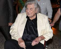 Τότε πραγματικά θύμωσα με όλους αυτούς τους ξένους και, όπως το συνήθιζα όταν πίστευα πως είχα δίκιο, άρχισα να φωνάζω και να αναποδογυρίζω τις . Pmow0kmbdjp0sm