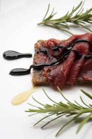 La carne salada è un salume caratteristico della provincia di trento, generalmente preparato con tagli di manzo, lingua di vitellone o coscia di cavallo. E Poi La Carne Salada Incontro Il Miele
