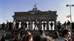 August 1961 mit dem mauerbau begann, war das ende des zweiten weltkriegs gerade 16 jahre her. 9 November 1989 Als Die Mauer Fiel Br24 Br De