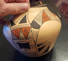 What is the name of the artist on the underside of the olla ...