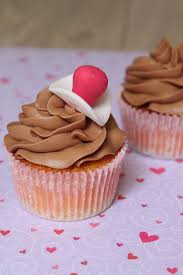 Cupcakes A La Vanille Ganache Montee Au Chocolat Surprises Et Gourmandises Recette Dessert Recette Cupcake Cupcakes