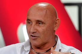 2 july) hungarian rock musician, singer of edda művek since 1974. Fotokon Pataky Attila Otthona Elamulsz Hol El Az Edda Frontembere Hazai Sztar Femina