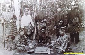 Maybe you would like to learn more about one of these? Sejarah Pakaian Tradisional Melayu Omar Ali
