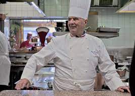 Julien, un serveur monsieur septime dirige d'une main de fer le célèbre grand restaurant. Le Jour Ou Paul Bocuse Est Mort