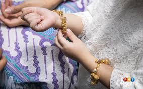 Harga perhiasan emas 24 karat cincin kawin, cincin perak. Habib Jewels Tampil Barang Kemas Berinspirasi Batik Dengan Unsur Kontemporari Free Malaysia Today Fmt