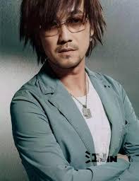 He is best known for his songs big fish, which won 8 awards. 49æ­² æƒ…æ­Œæ•™çˆ¶ å'¨å‚³é›„è¿'æ³ å¦‚ä»Šçš„ä»–é å››è™•èµ°ç©´è³ºéŒ¢é¤Šå®¶ æ¯æ—¥é ­æ¢