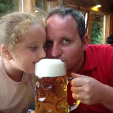 Buonasera,nella versione trend come si chiudono gli specchietti??????