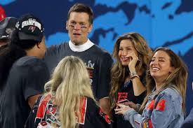 However, at just 6'4″ tom is surprisingly average as far as his height is concerned. Buccaneers Tom Brady Wife Gisele Bundchen Buy 77 Foot Superyacht Worth 6m Bleacher Report Latest News Videos And Highlights