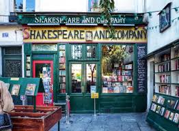 la facade フランス パリ5区 ノートルダム大聖堂のそばにある有名な書店 ウィキペディアより シェイクスピア アンド カンパニー書店は パリ5区 セーヌ川左岸にある書店 本の販売だけでなく 1万冊の蔵書を持つ英語文学専門の図書室も併設している この書店