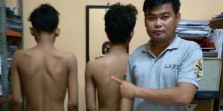 Hal ini memberikan kesan grosir/murah sehingga pengunjung akan ramai berbondong2 membeli obral baju murah anda. Dua Remaja Nekad Curi Helm Di Rumah Polisi Buat Beli Baju Lebaran Merdeka Com