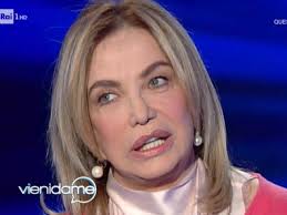 Simona izzo was born on april 22, 1953 in rome, lazio, italy. Simona Izzo Vieni Da Me Colpo A Belen E Nozze Mancate Con Costanzo