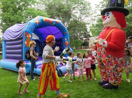 Les participants s'alignent derrière une ligne de départ et le but est de si le œuf se brise en morceaux, cette personne est inhabile au jeu. Kreativekraft Jeux De Plein Air Pour Enfants Oeufs Et Cuillere Race Jeu Pour Jardin Modern Manufacture Board Traditional Games