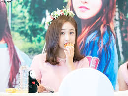 Die pubertierende tochter yvonne (melanie linka) hat momentan alles mögliche im sinn, nur nicht familie. Sinb Image 92263 Asiachan Kpop Image Board