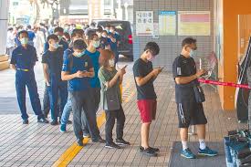 台湾社区感染激增 防疫优等生会否破功？ 台湾周三新增新冠肺炎本土确诊案例共16人，其中有3例感染源待厘清。 前一天，台湾中央流行疫情指挥中心宣布台湾正式进入社区感染，将防疫措施全面升级。 中东暴力升. Zdkcvmauzdft8m