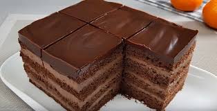 Este pregătit din blat fin de ciocolată, cremă de brânză și ciocolată, fiind acoperit la sfârșit cu glazură de ciocolată. Tort De CiocolatÄ Simplu Èi Rapid AmestecaÈi Totul Èi Gata Retete Usoare Eu