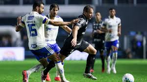 Autor de gol contra em derrota do Cruzeiro, Fabrício Bruno revela estar jogando com dores e se emociona: 'Peço perdão ao torcedor'