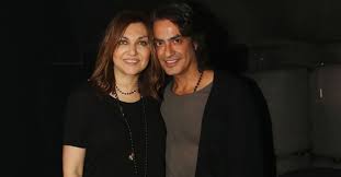 Πιο συγκεκριμένα, η καίτη γαρμπή αναρωτήθηκε προς τη νεαρή διαγωνιζόμενη «θέλω να μου πεις γιατί σε ενόχλησε αυτό που σου είπε ο αλ γκίκα ότι είσαι το κορίτσι της διπλανής πόρτας». Kaith Garmph Dionyshs Sxoinas Giortazoyn 23 Xronia Mazi H Thleoptikh Protash Gamoy Video Mononews