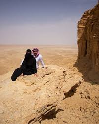 Couple In Saudi Dress On Cliff Ledge Travel To Saudi Arabia Pictures Saudi Arabia