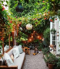 Study Says The Ideal Neighborhood Is Nice And Quiet Small Courtyard Gardens Backyard Design Backyard Makeover