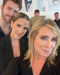 Great day in #PalmBeach with #teamanatomie @anatomiestyle Saw some fun  friends who were there to #sipandshop Swipe 👉🏻How was your weekend? Sun  ☀️ or Snow? ⛄️ Let me know