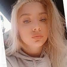 Chelsea Schloesser's Instagram, Twitter & Facebook