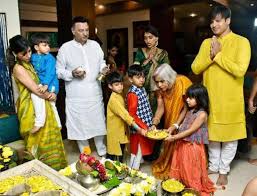 Vivek even posted a few pictures with his family on his personal instagram account. Vivek Oberoi Performed Ganesh Visarjan With Family Newstrack English 1