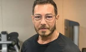 أحمد زاهر، نرمين الفقي، إدوارد، محمد الشرنوبي، سلوى عثمان، وغيرهم، وهو من تأليف محمد. Ø£Ø­Ù…Ø¯ Ø²Ø§Ù‡Ø± ÙŠØ¹ØªØ°Ø± Ù…Ù† Ù‡ÙŠØ¯ÙŠ ÙƒØ±Ù… Ø¨Ø¹Ø¯ Ø§Ù„ØµÙØ¹Ø© Ø§Ù„Ù‚ÙˆÙŠØ© Ù„Ø§ÙŠÙ Ù†ÙŠÙˆØ²