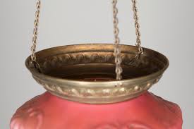 Hun kom med mange ideer om hvor hun synest den passet. Lampe Ringve Musikkmuseum Digitaltmuseum