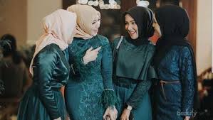 Kebaya brokat modern sarung lagosi. Kebaya Kombinasi Warna Hijau Yang Cantik Dan Gak Bikin Terlihat Tua Untuk Kondangan