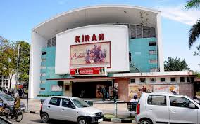 City Multiplexes Push Single Screen Theatres To The Brink Of Extinction There is no single, ideal screen type, but by considering the type of content to be shown in the • the vertical dome is becoming popular as a 'flying theater' for amusement parks and attractions.