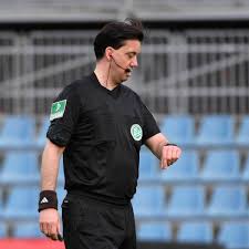 Mit 17 jahren legte gräfe 1990 seine schiedsrichterprüfung in berlin ab. Bundesliga Schiedsrichter Manuel Grafe Wunscht Sich Fortsetzung Der Karriere