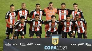 La línea de 5 defensores lució poco aceitada y river lo desbordó por todos lados. Lkisxuiwh8nimm
