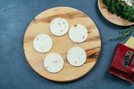 A L Aide D Un Emporte Piece Rond Decoupez Des Cercles De Tortillas Et Trempez Les Dans Le Beurre Fondu Ret Que Faire A Manger Recette De Tacos Recette De Taco